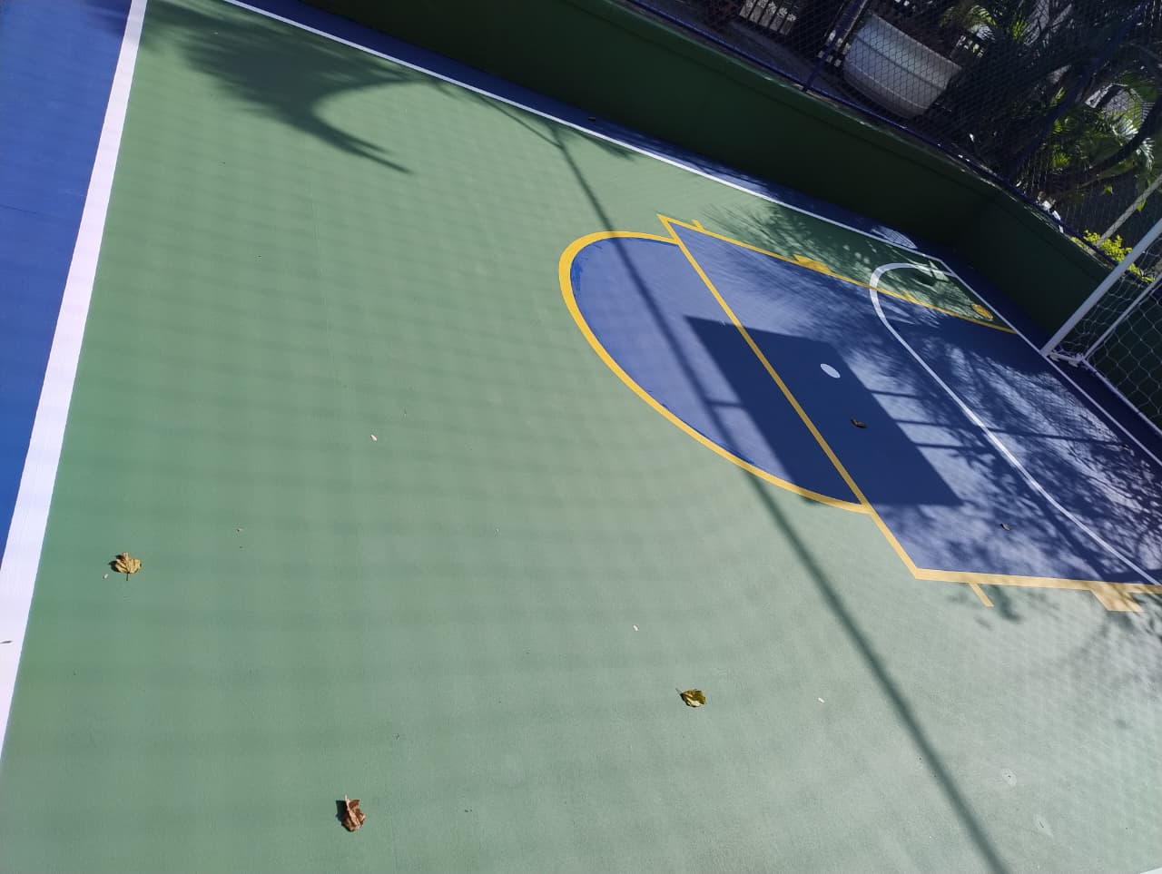 Reforma de quadra esportiva com pintura demarcada